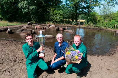 beeld: familie Overesch wint de prijs voor de mooiste modderpoel