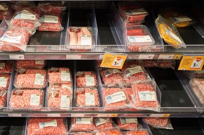 Beeld: supermarktschap met vlees