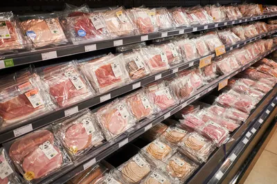 Beeld: supermarktschap met veel vlees