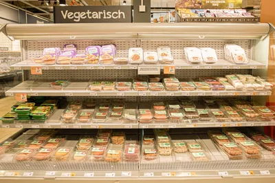 Beeld: supermarktschap met vleesvervangers