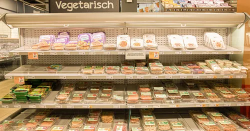 Beeld: supermarktschap met vleesvervangers