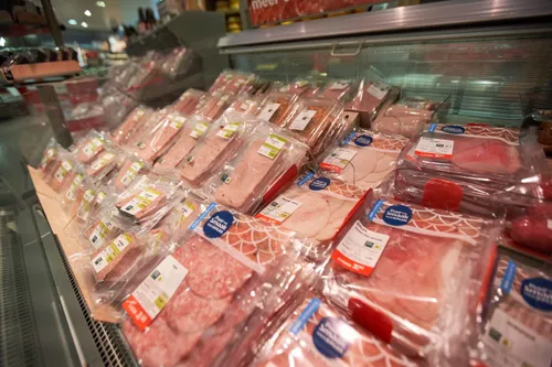 Beeld: supermarktschap met vlees